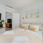 Sea Waves & 428b By Renters Misdroy